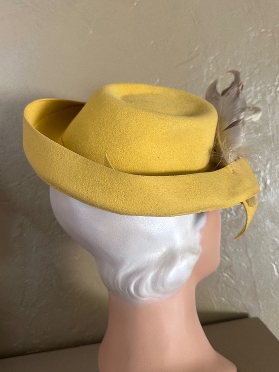 DAZZLING 1940s\' YELLOW FELT FEDORA - UPTURNED 2 PIECE BRIM+ IVORY/BROWN FEATHERS main image 7
